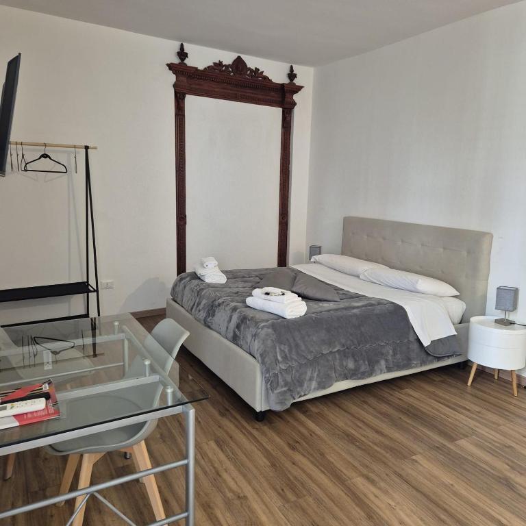 sypialnia z łóżkiem z lustrem na ścianie w obiekcie Quattrocantiapartments w mieście Palermo
