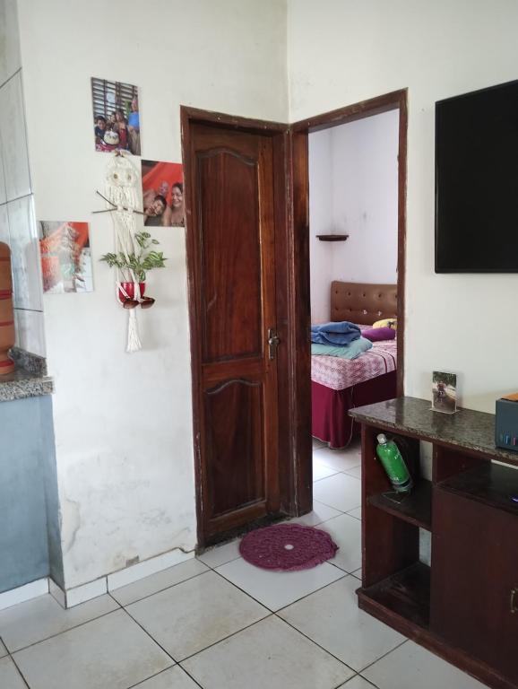 a room with a wooden door and a bedroom at Canto&ncanto in Castanhal