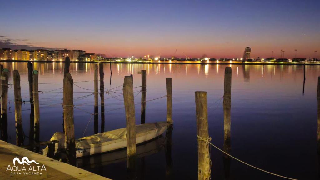 una barca seduta in acqua di notte di Aqua Alta a Chioggia