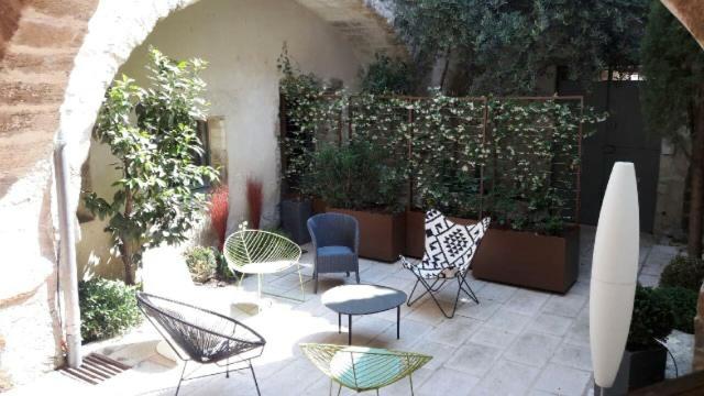 d'une terrasse avec des chaises, une table et des chaises. dans l'établissement Havre de paix à Villeneuve les Avignon, à Villeneuve-lès-Avignon