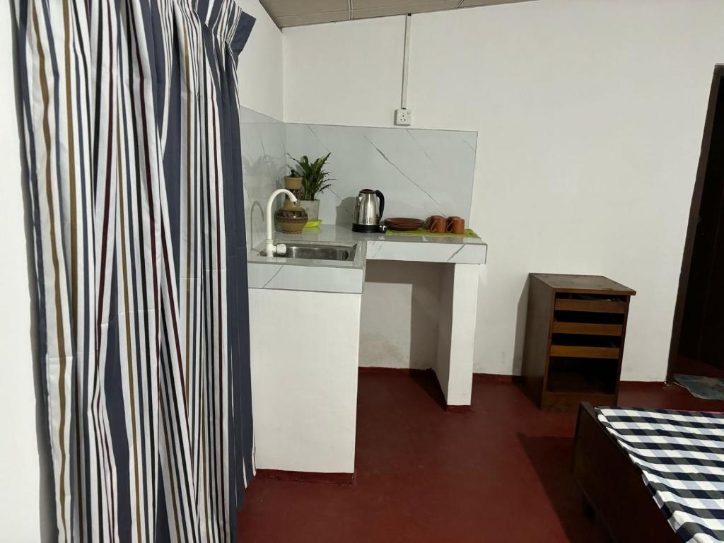 Kuchyň nebo kuchyňský kout v ubytování Gleeful Hostel