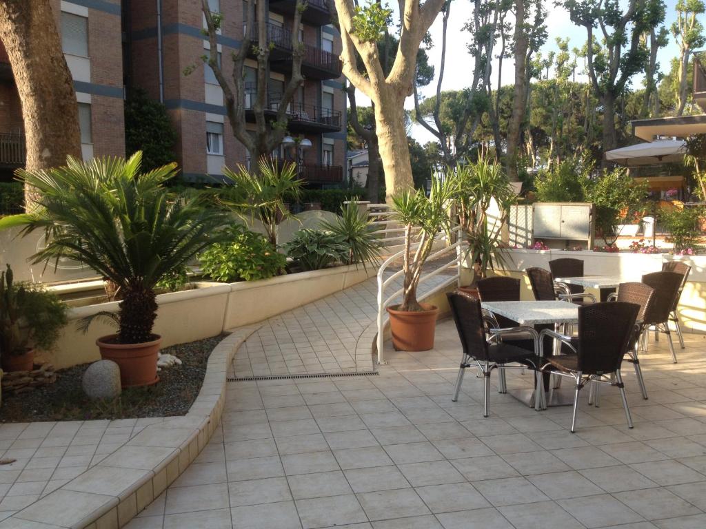 A restaurant or other place to eat at Residence Renadoro