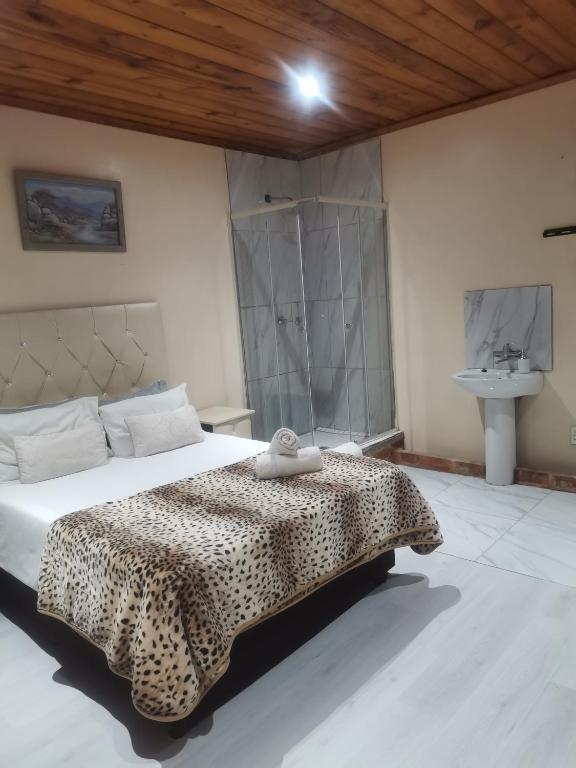 Una cama o camas en una habitación de Guest Lodge on the Edge