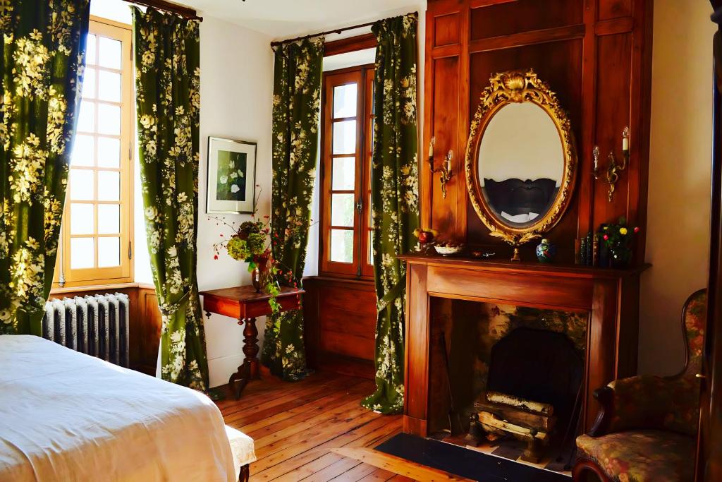 Postel nebo postele na pokoji v ubytování chateau isigny, le plus petit et le plus secret des châteaux de charme