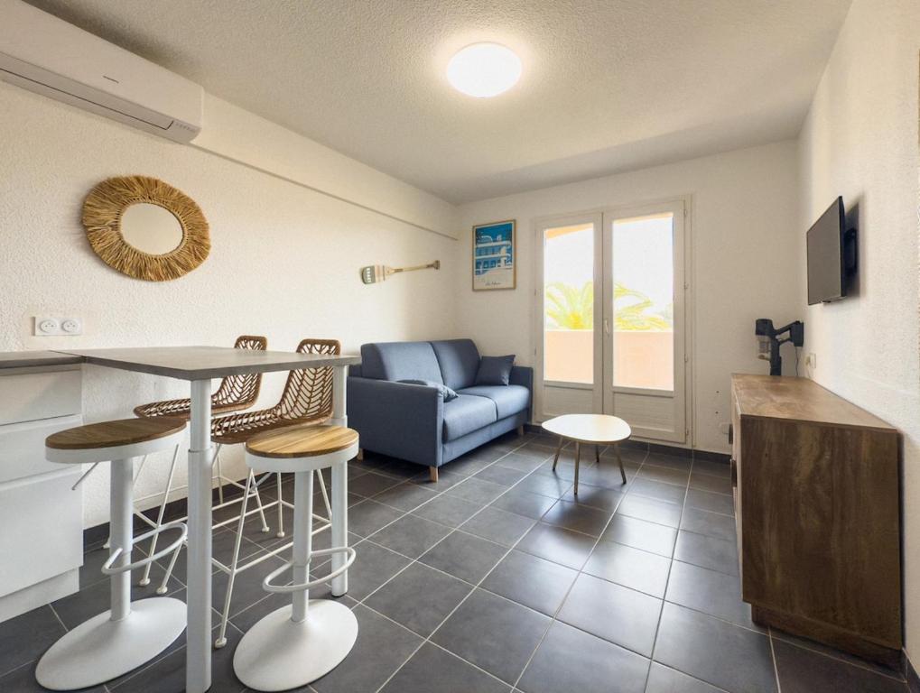 un salon avec un canapé, une table et des chaises dans l'établissement Nouveauté , T2 Cabine neuf, à La Londe-les-Maures