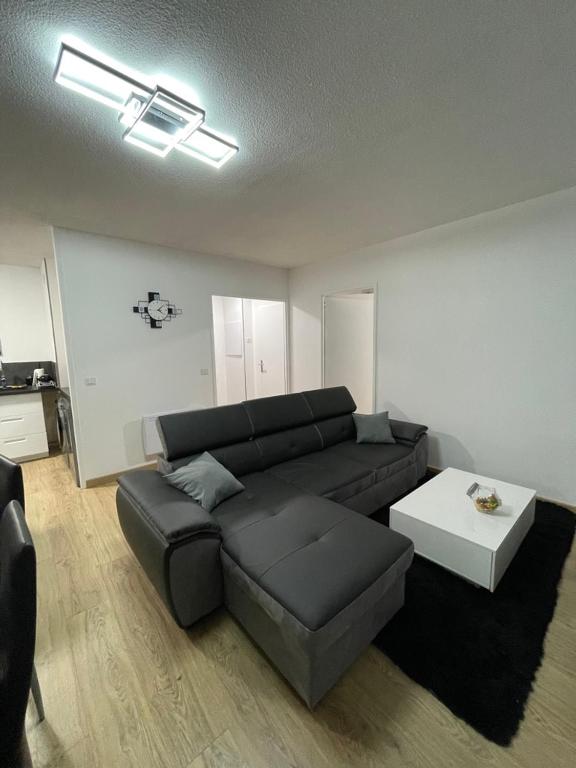 un salon avec un canapé et une table dans l'établissement Appartement T2 proche Bordeaux, à Saint-Loubès