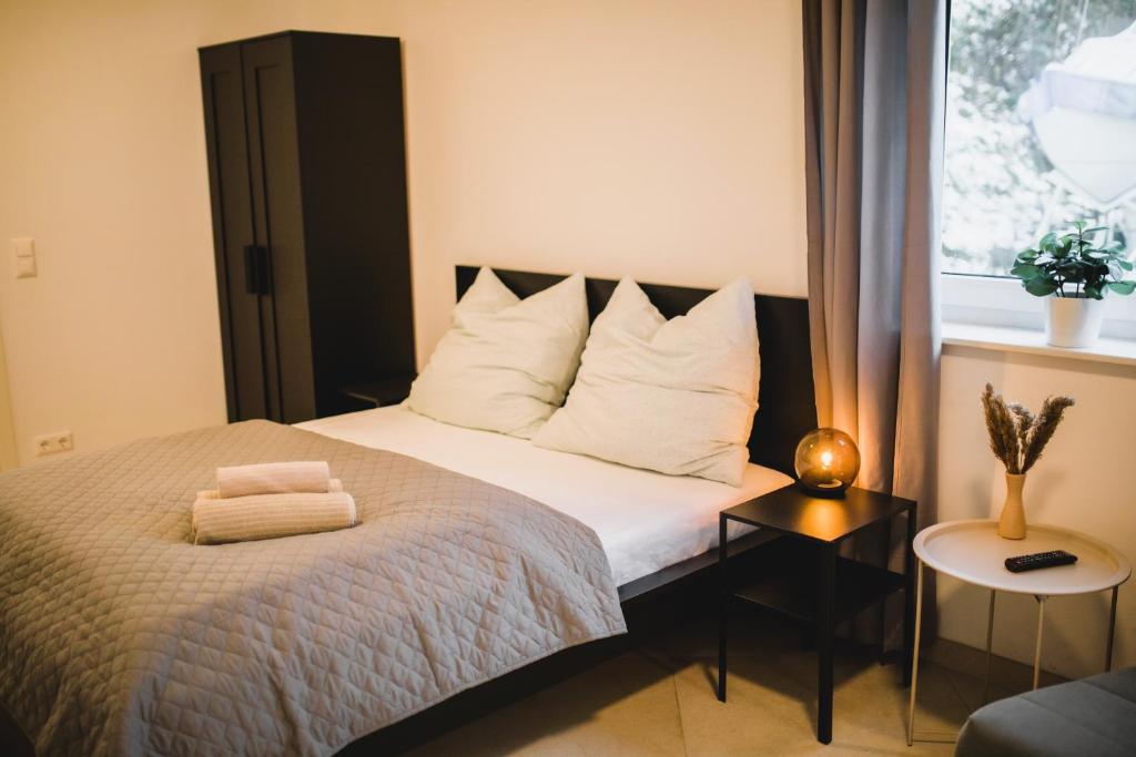 Postel nebo postele na pokoji v ubytování HUGOS Studio Apartment
