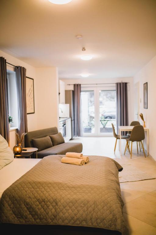 Postel nebo postele na pokoji v ubytování HUGOS Studio Apartment