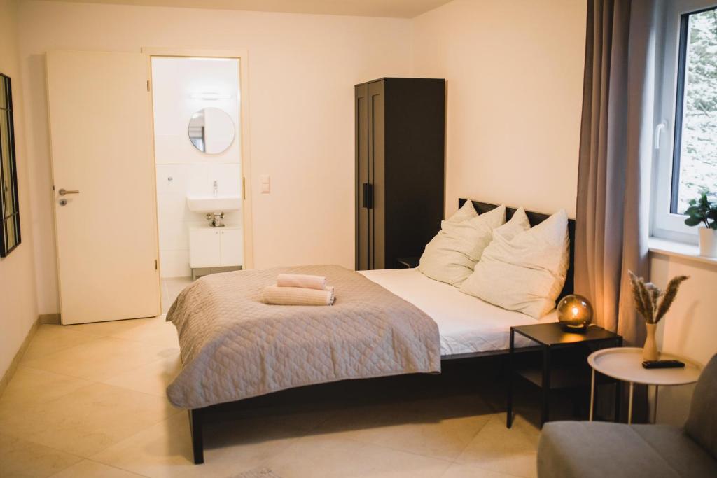 Postel nebo postele na pokoji v ubytování HUGOS Studio Apartment