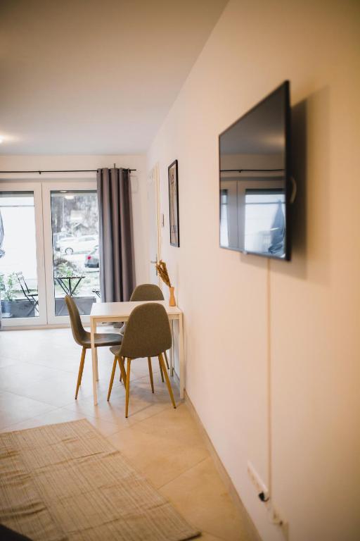TV a/nebo společenská místnost v ubytování HUGOS Studio Apartment