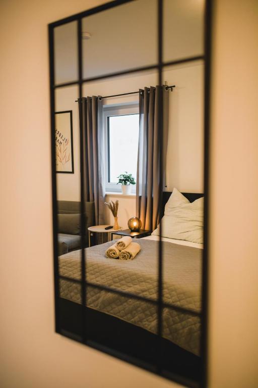 Postel nebo postele na pokoji v ubytování HUGOS Studio Apartment