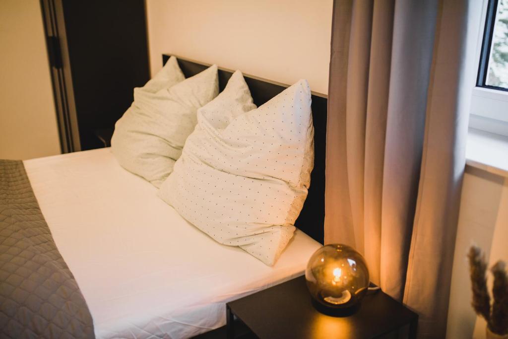 Postel nebo postele na pokoji v ubytování HUGOS Studio Apartment
