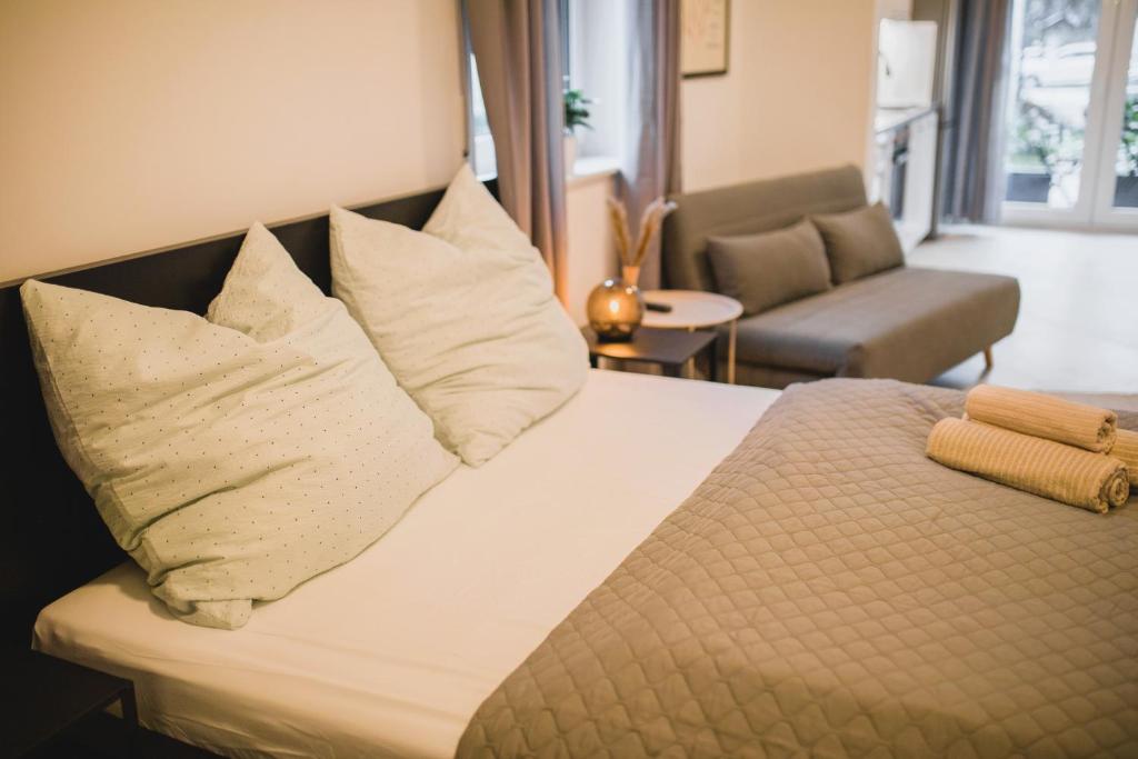Postel nebo postele na pokoji v ubytování HUGOS Studio Apartment