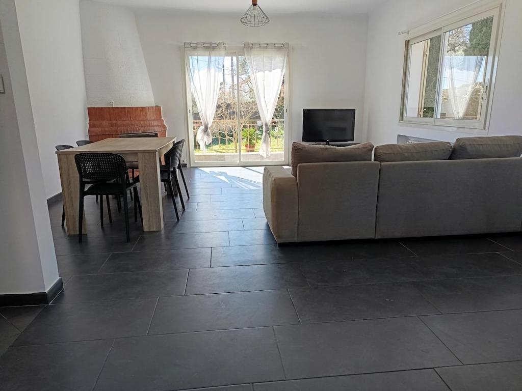 un salon avec un canapé et une table dans l'établissement Appartement T4 à l'étage d'une villa avec piscine et jardin, à Grasse