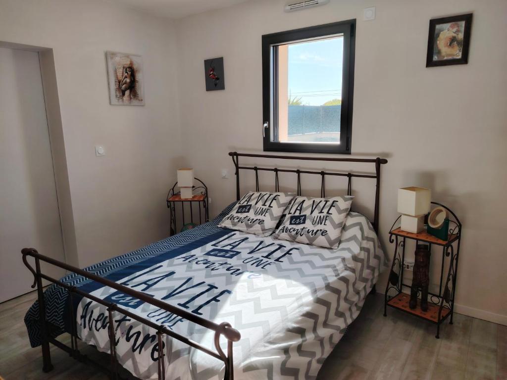 une chambre avec un lit et une fenêtre dans l'établissement la ROCHE MOLIVE, à La Verrie