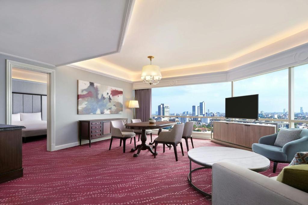 TV a/nebo společenská místnost v ubytování JW Marriott Hotel Surabaya