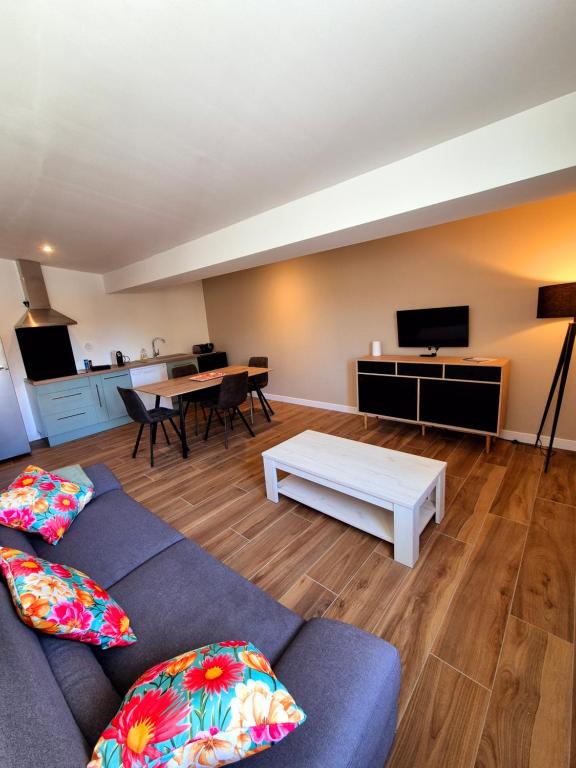 un salon avec un canapé et une table dans l'établissement Spacieux T3, Résidence Charles Trenet, à Narbonne