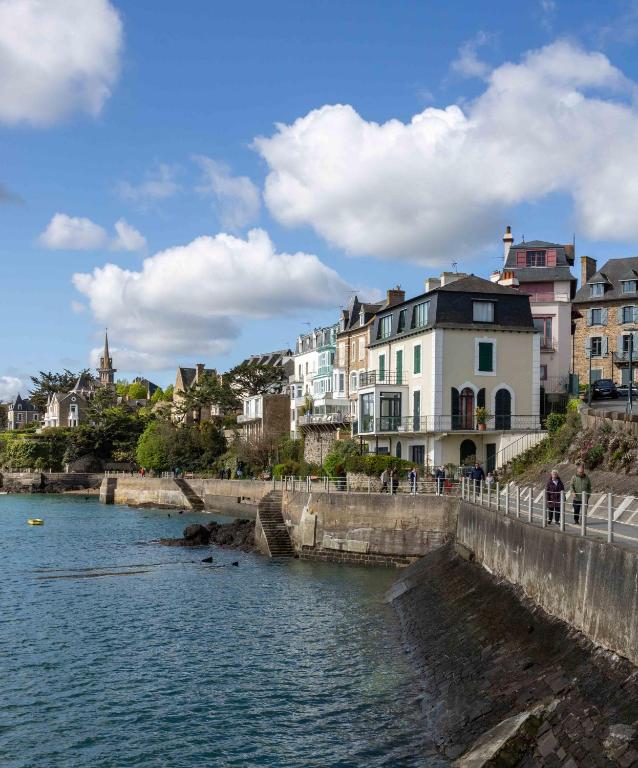 Dinard : plus de 2 000 baigneurs pour le dernier bain de l'année