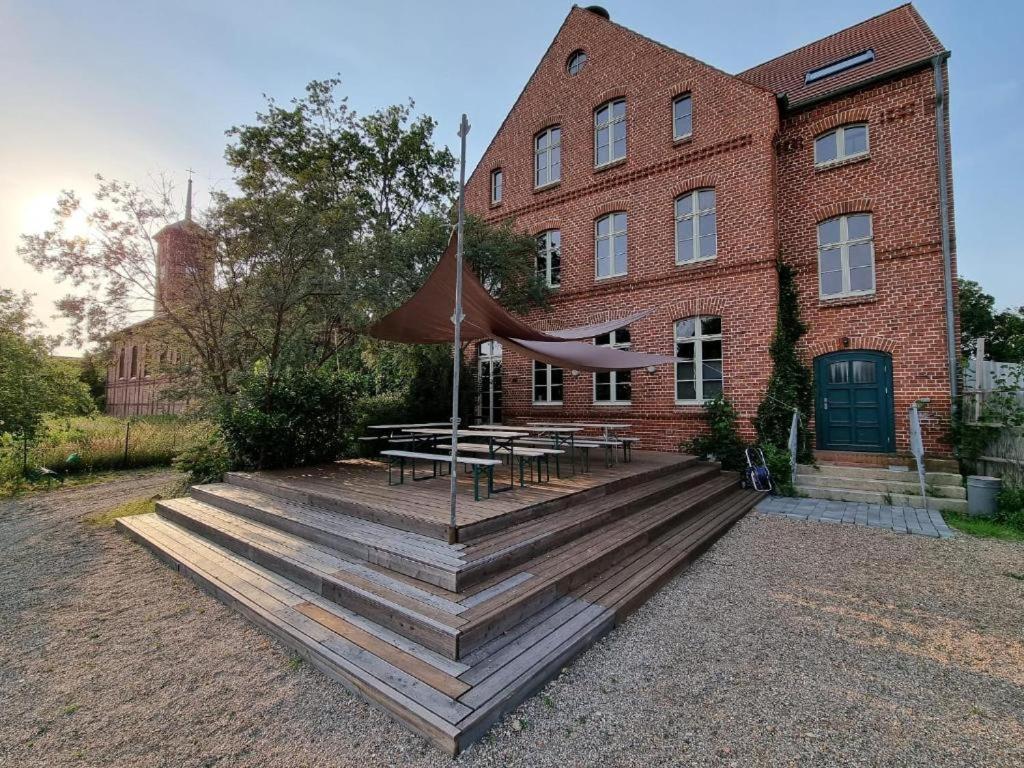 ein Gebäude mit einem Picknicktisch davor in der Unterkunft An Den Wiesen Gasthaus am Finowkanal in Wandlitz