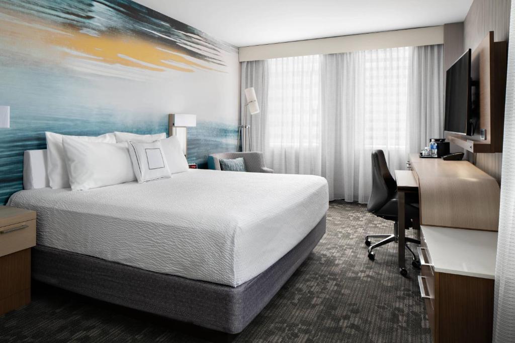 Postel nebo postele na pokoji v ubytování Courtyard by Marriott Edmonton Downtown