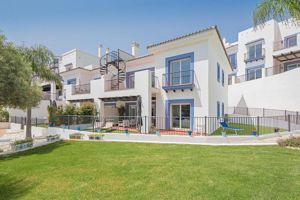 Kuya Penthouse Suite/Heated Pool/City View | Apartment in Swieqi - Penthouse View Luxury Apartments With Pool