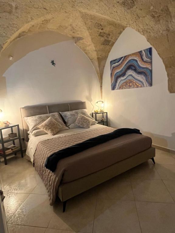 una camera da letto con un letto in un muro di pietra di Stella del Barocco a Lecce