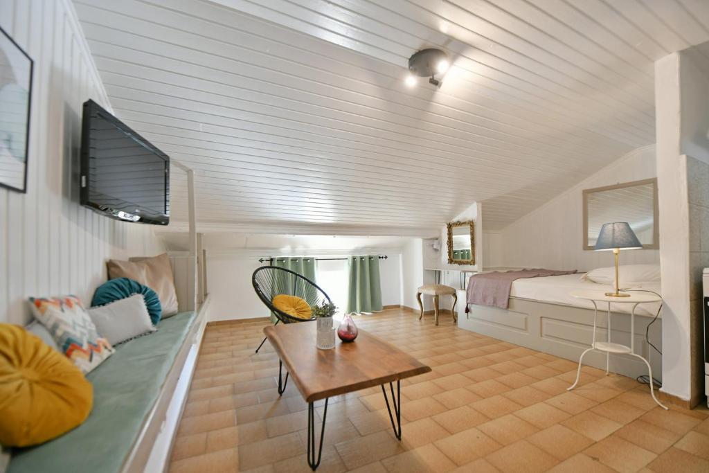TV a/nebo společenská místnost v ubytování Athina Guesthouse