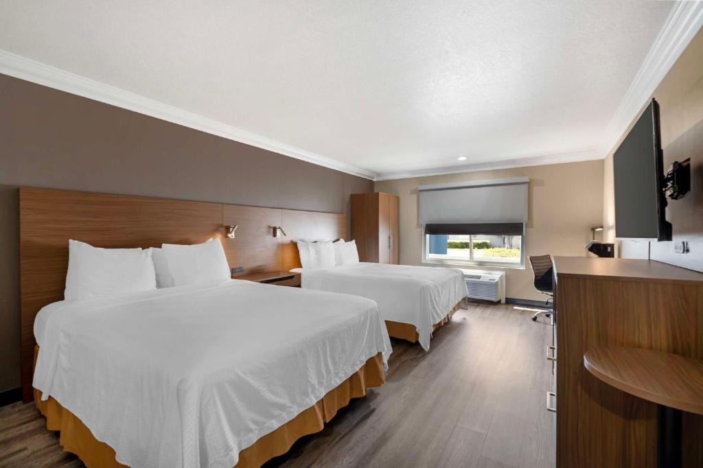 Best Western Plus Newport Mesa Inn photo
