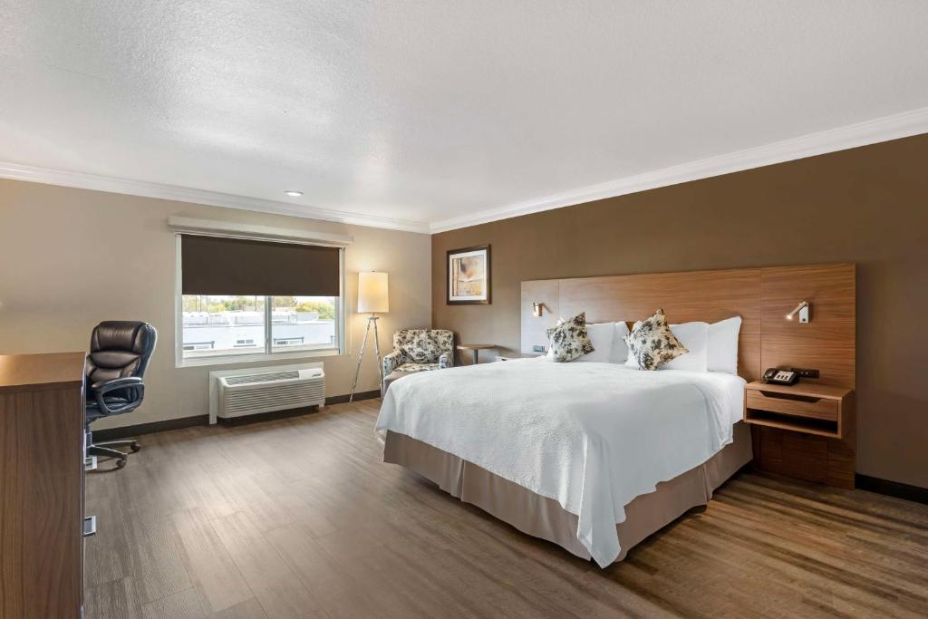 Best Western Plus Newport Mesa Inn photo