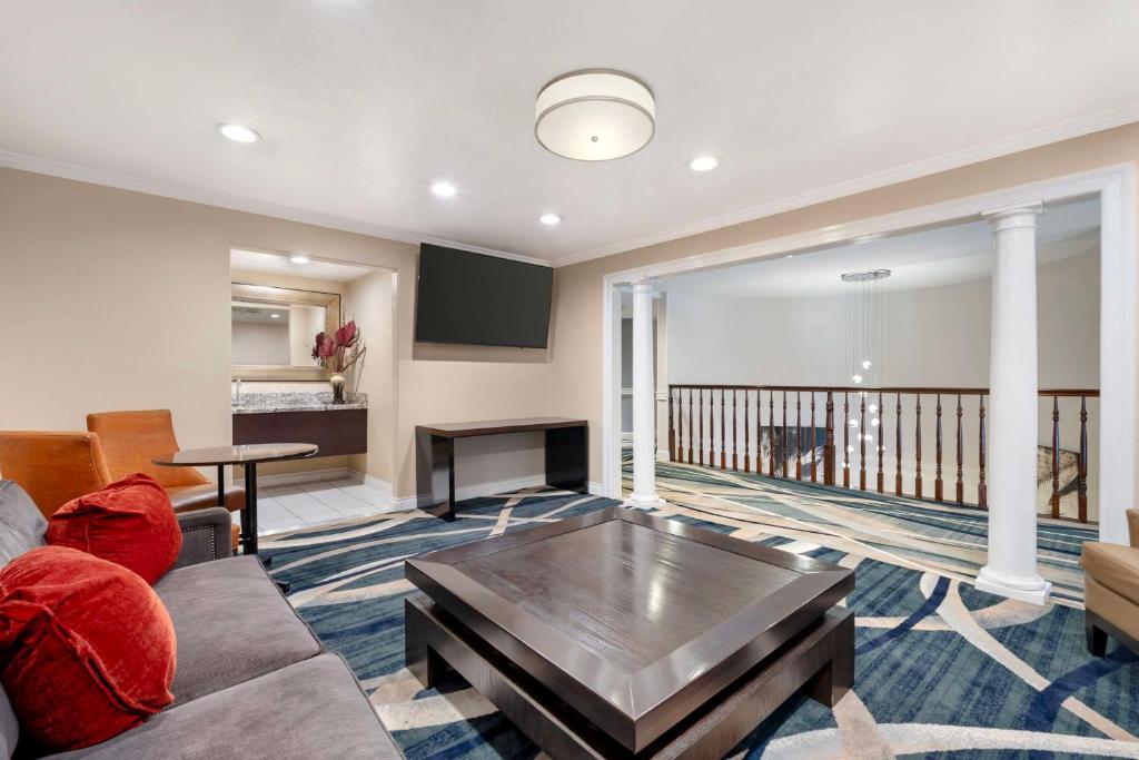 Best Western Plus Newport Mesa Inn photo