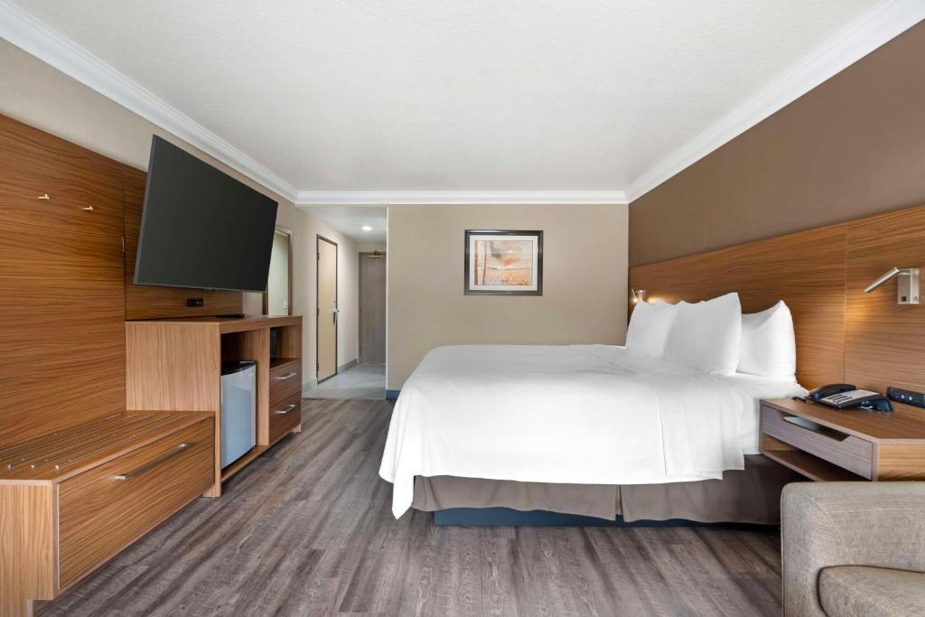 Best Western Plus Newport Mesa Inn photo