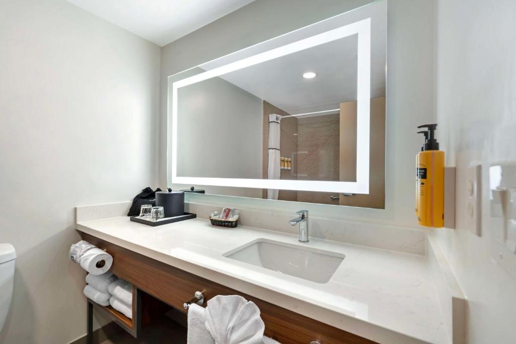 Best Western Plus Newport Mesa Inn photo
