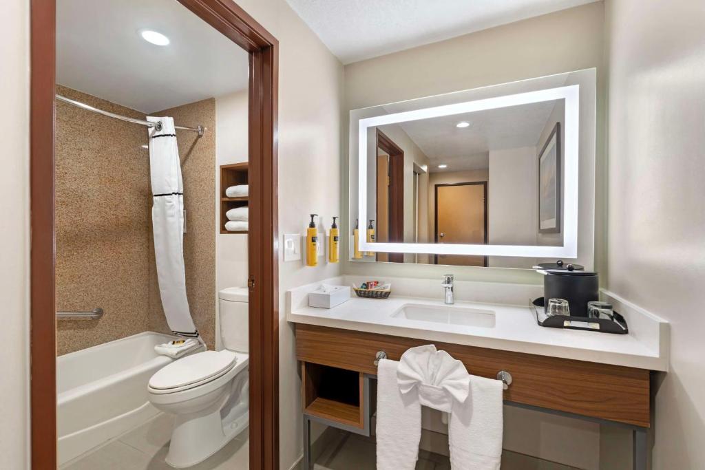Best Western Plus Newport Mesa Inn photo