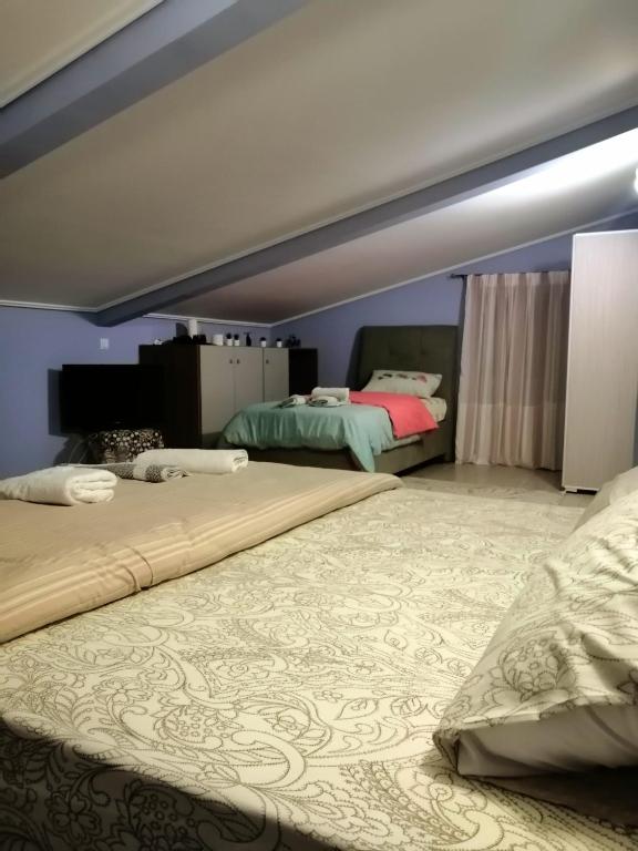 Postel nebo postele na pokoji v ubytování Fella Chalkida