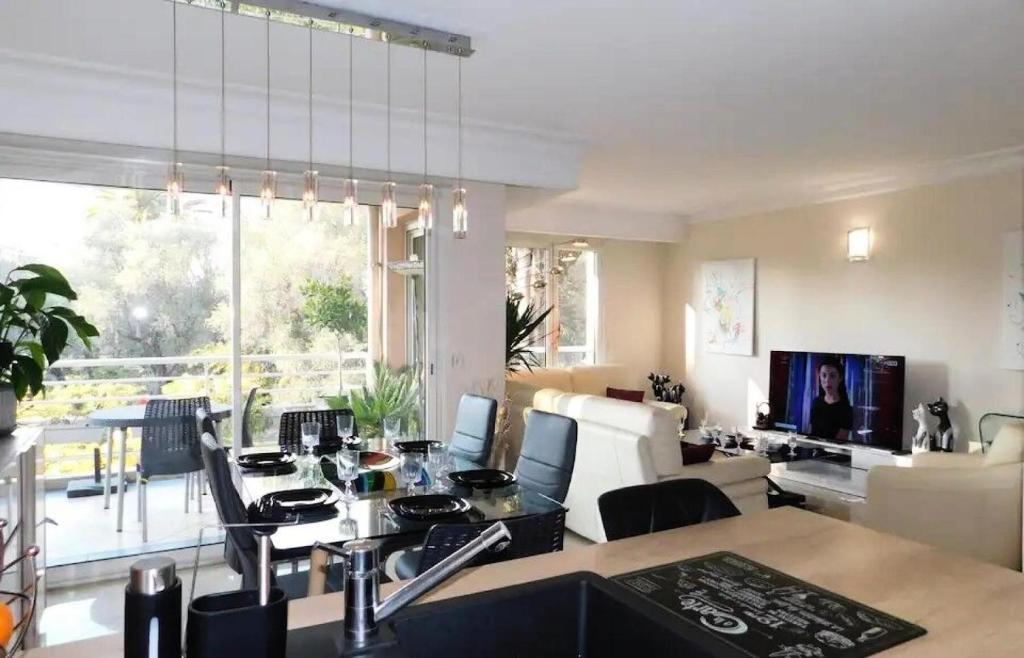 un salon avec une table et une salle à manger dans l'établissement Appartement 6 personnes au cœur de Cannes - Appartement 4 pièces 6 personnes MAE-0031, à Cannes
