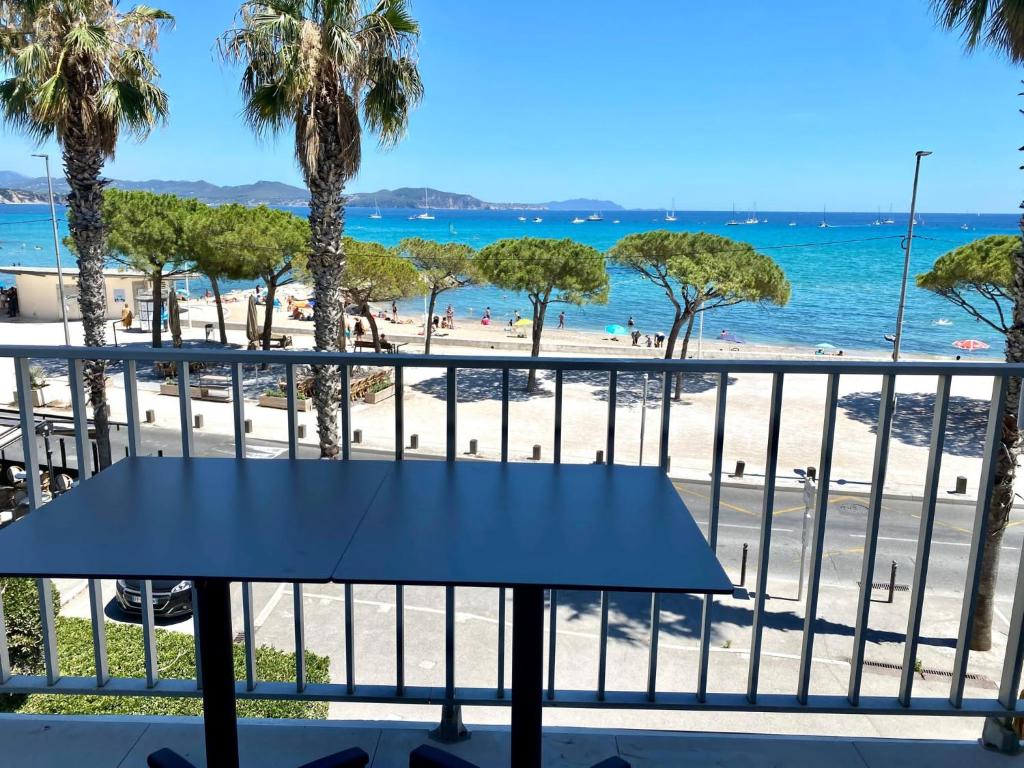 Elle comprend un balcon offrant une vue sur la plage. dans l'établissement T3 Panorama face mer 180 degrés parking inclus climatisation, à La Ciotat