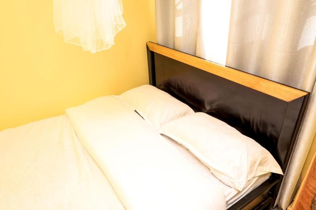 Postel nebo postele na pokoji v ubytování Studio Apartment, Kisii