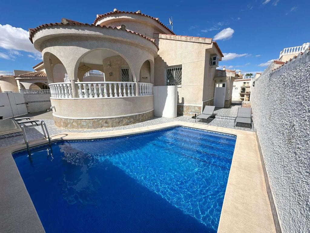 eine Villa mit einem Swimmingpool vor einem Haus in der Unterkunft La Casa Nathi in Ciudad Quesada