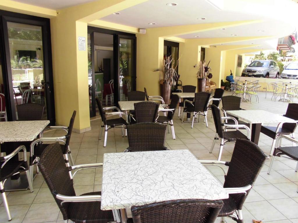 A restaurant or other place to eat at Residence Renadoro