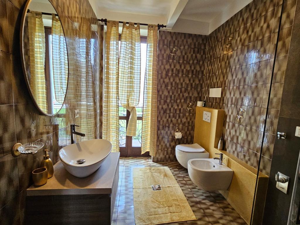 łazienka z 2 umywalkami i 2 toaletami w obiekcie VILLA LAGO foreground - Pet friendly stay- garden-parking-Lake view- Bike friendly holiday house w mieście Colico