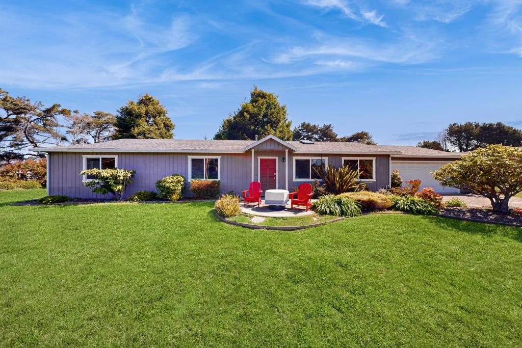 una casa con un prato verde davanti di Park View a Fort Bragg