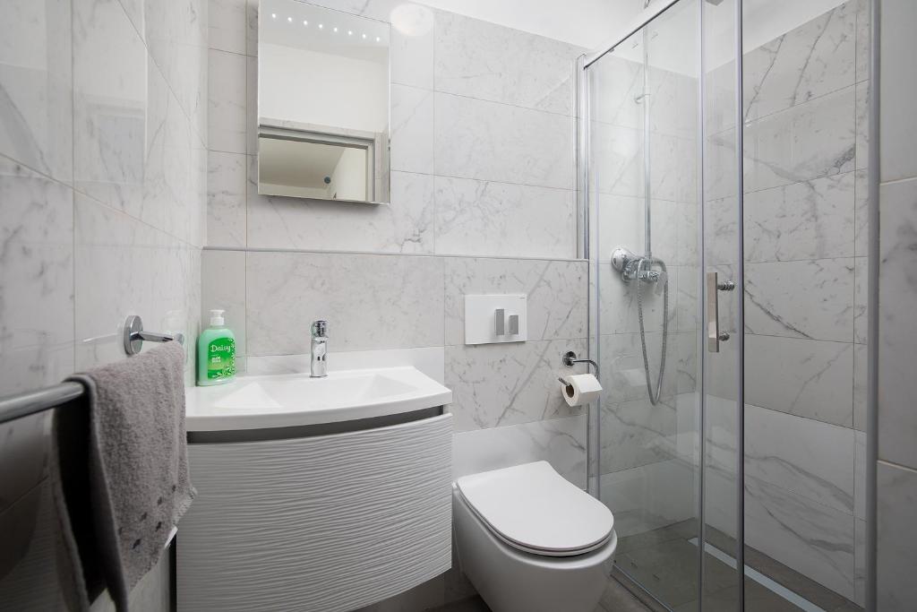 Koupelna v ubytování Villa Andrija Family Dream with heated pool at the sea with beautiful garden, outside cinema and kids playground