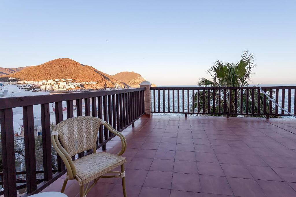 a balcony with a chair and a view of the ocean at Doña Pakyta in San José