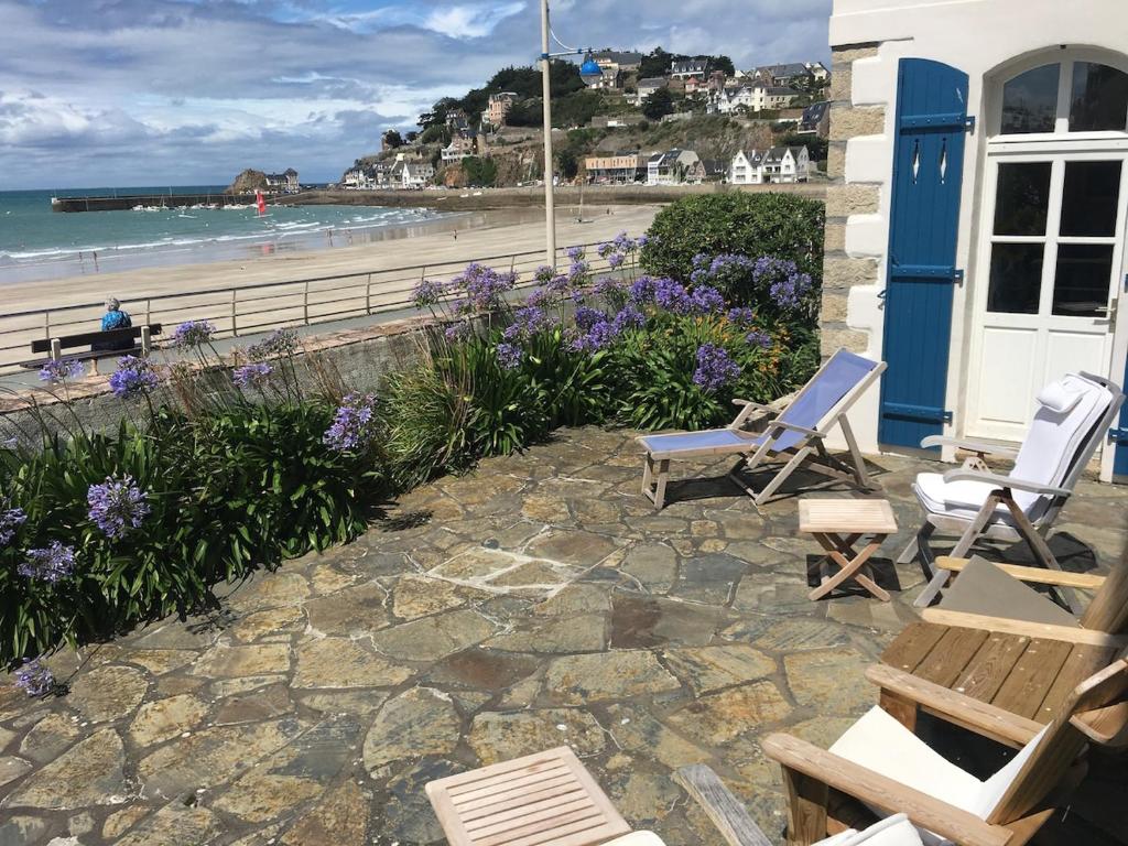 d'une terrasse avec 2 chaises et vue sur la plage. dans l'établissement Grande maison familiale - Plage du Val-André, à Pléneuf-Val-André