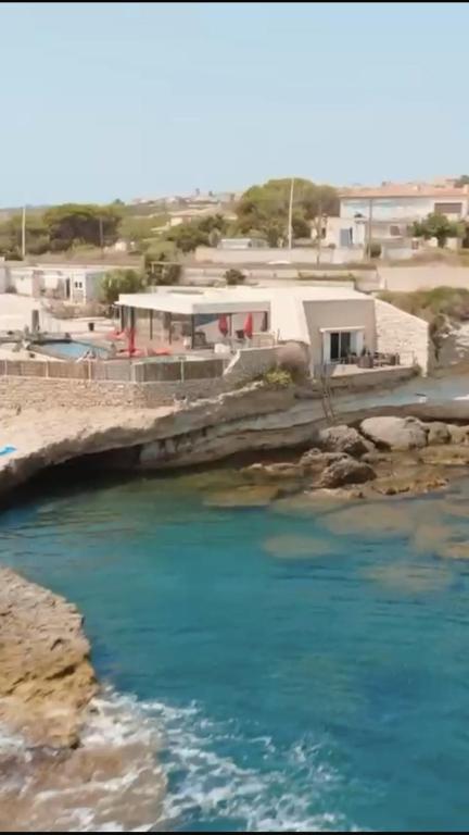 une masse d’eau avec des bâtiments en arrière-plan dans l'établissement La petite crique, à Sausset-les-Pins
