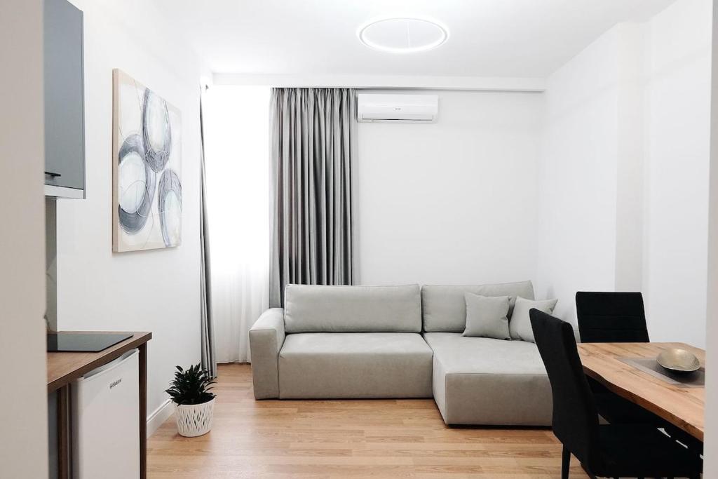 Apartment 102 Cirk