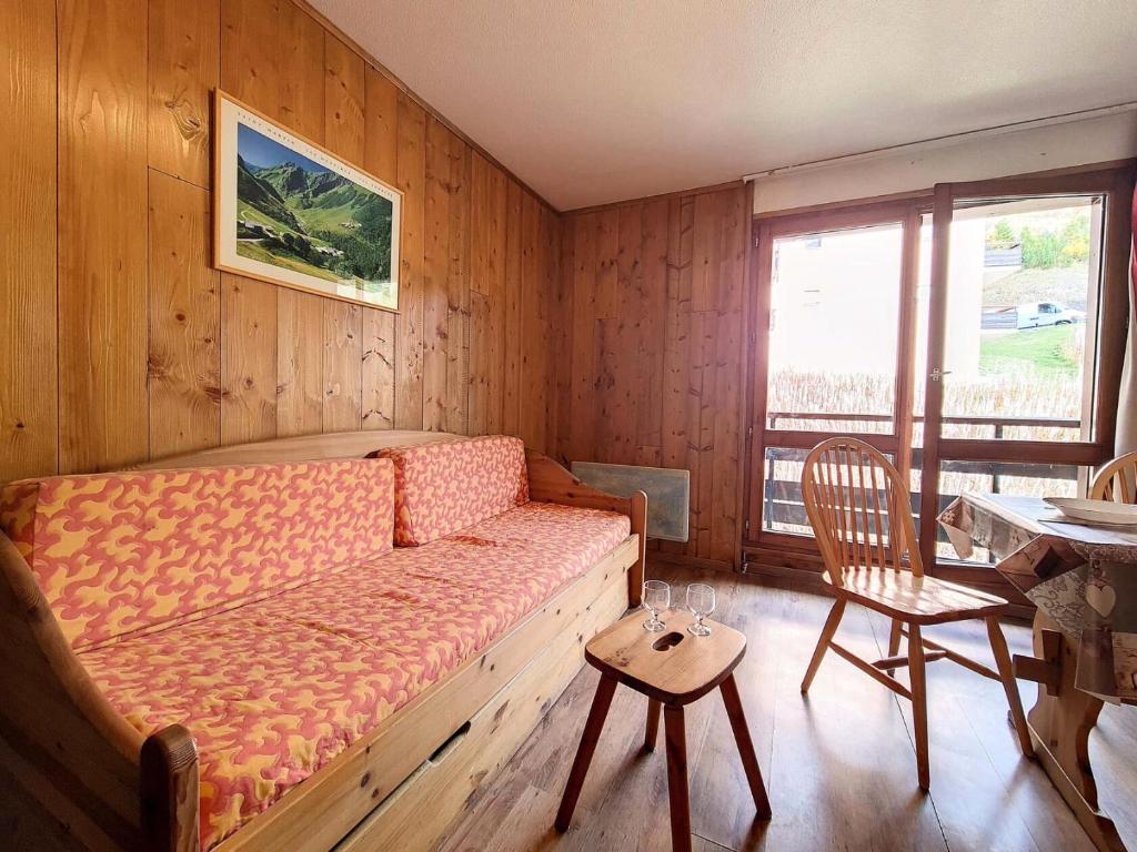 une chambre avec un lit, une table et une chaise dans l'établissement Résidence Astragales - Studio fonctionnel · Proche des pistes · Balcon · WIFI MAE-2874, aux Menuires