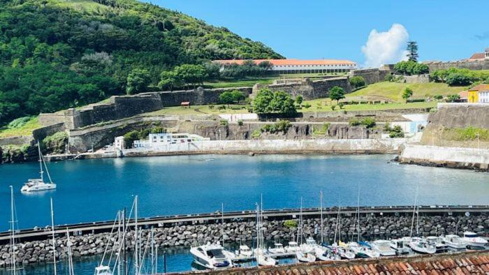 eine Reihe von Booten liegen in einem Hafen vor Anker in der Unterkunft Casa da Marina de Angra in Angra do Heroísmo