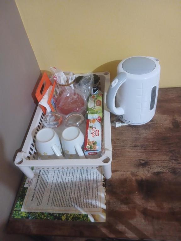 Příslušenství pro přípravu čaje a kávy v ubytování Ultimate Freedom Bed and Breakfast