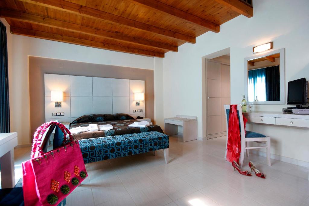 Postel nebo postele na pokoji v ubytování Theros Hotel